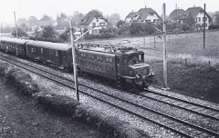 92 Eisenbahnzug mit Ae3-6-Lok bei Münchenstein, ca. 1945